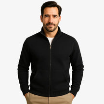 Homem vestindo moletom masculino preto com zíper frontal e bolsos, ideal para looks casuais e confortáveis.