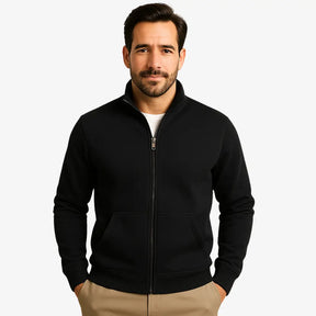Homem vestindo moletom masculino preto com zíper frontal e bolsos, ideal para looks casuais e confortáveis.