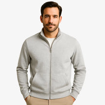 Homem vestindo moletom masculino cinza com zíper frontal e bolsos, ideal para looks casuais e confortáveis.