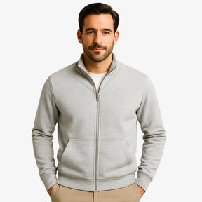 Homem vestindo moletom masculino cinza com zíper frontal e bolsos, ideal para looks casuais e confortáveis.
