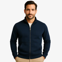 Homem vestindo moletom masculino azul marinho com zíper frontal e bolsos, ideal para looks casuais e confortáveis.