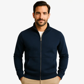 Homem vestindo moletom masculino azul marinho com zíper frontal e bolsos, ideal para looks casuais e confortáveis.