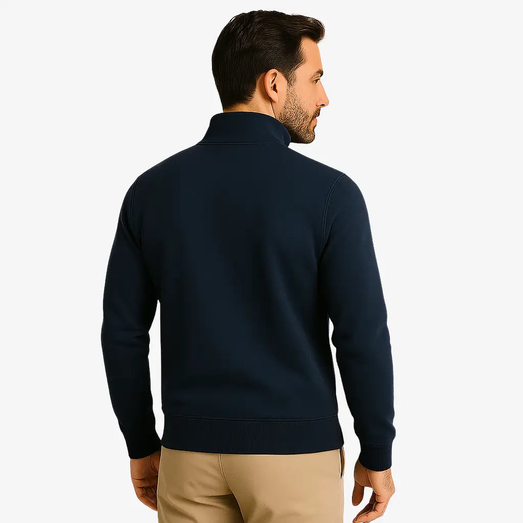 Homem vestindo moletom masculino azul marinho com zíper frontal e bolsos, ideal para looks casuais e confortáveis.