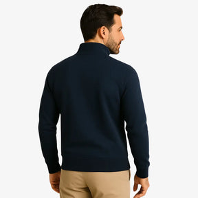 Homem vestindo moletom masculino azul marinho com zíper frontal e bolsos, ideal para looks casuais e confortáveis.