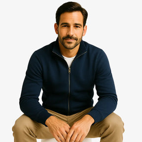 Homem vestindo moletom masculino azul marinho com zíper frontal e bolsos, ideal para looks casuais e confortáveis.