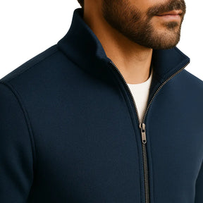Homem vestindo moletom masculino azul marinho com zíper frontal e bolsos, ideal para looks casuais e confortáveis.