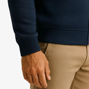 Homem vestindo moletom masculino azul marinho com zíper frontal e bolsos, ideal para looks casuais e confortáveis.