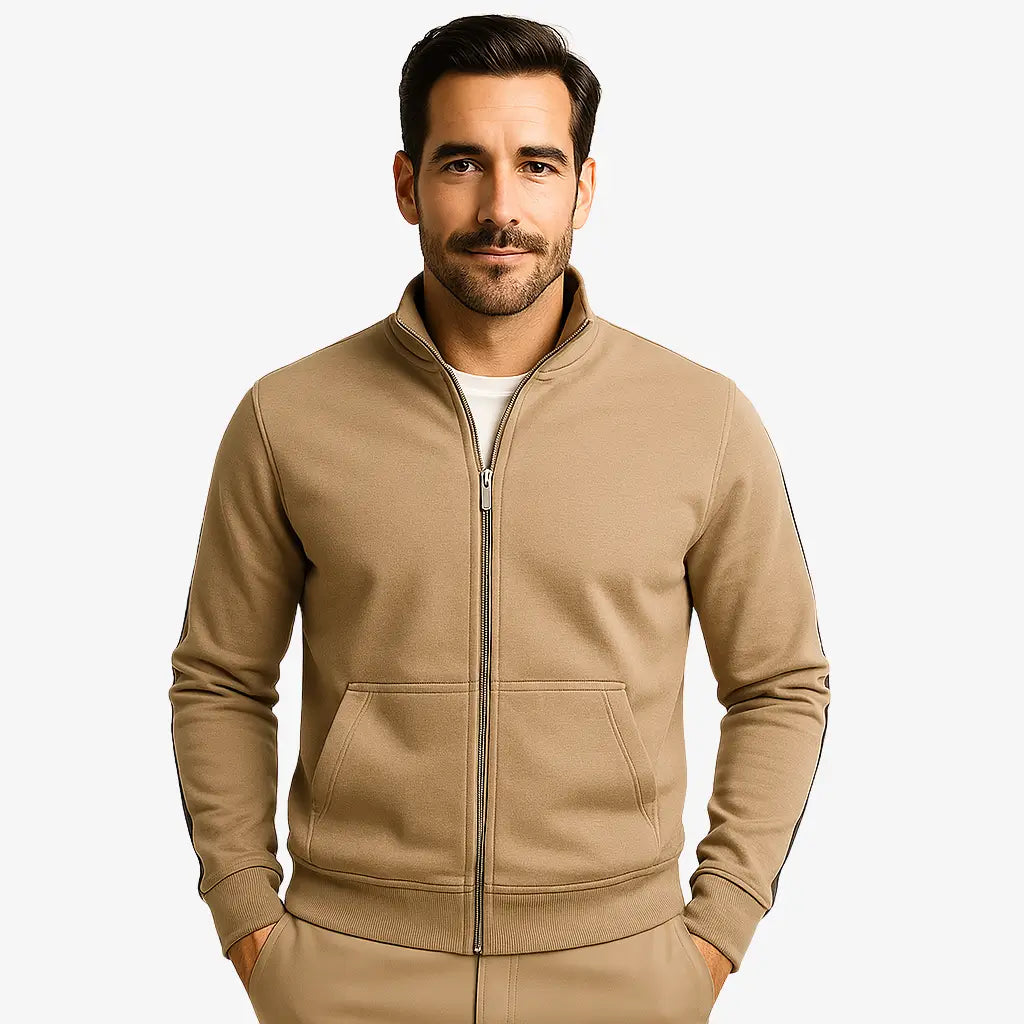 Homem vestindo moletom masculino caqui com zíper frontal e bolsos, ideal para looks casuais e confortáveis.
