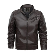 jaqueta masculina estilo couro biker com detalhes matelassê nos ombros