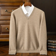 Suéter masculino em cashmere com gola V elegante usado com camisa social para look sofisticado de inverno