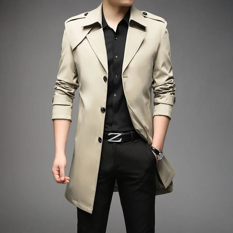 Trench coat masculino elegante com corte alongado e fechamento por botões frontais