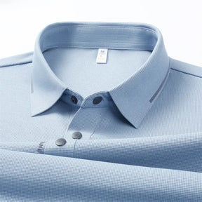 camisa polo masculina azul marinho com tecido tecnológico respirável e elasticidade exibida em cabide mostrando textura do tecido
