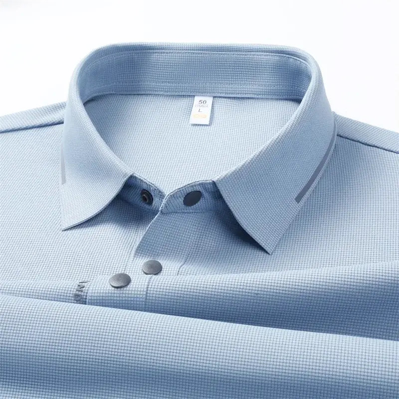 camisa polo masculina azul marinho com tecido tecnológico respirável e elasticidade exibida em cabide mostrando textura do tecido