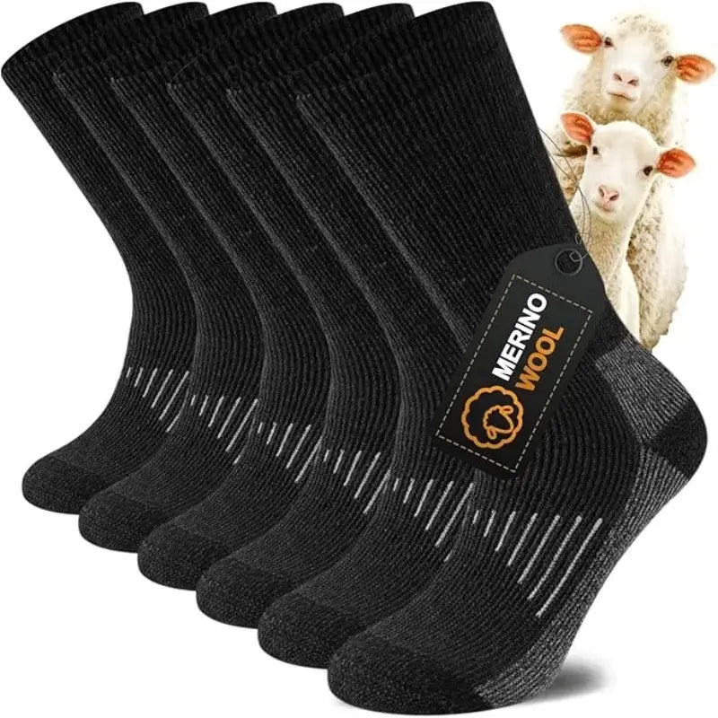 Kit com 3 pares de meias térmicas masculinas pretas em lã merino grossa para inverno e frio intenso.