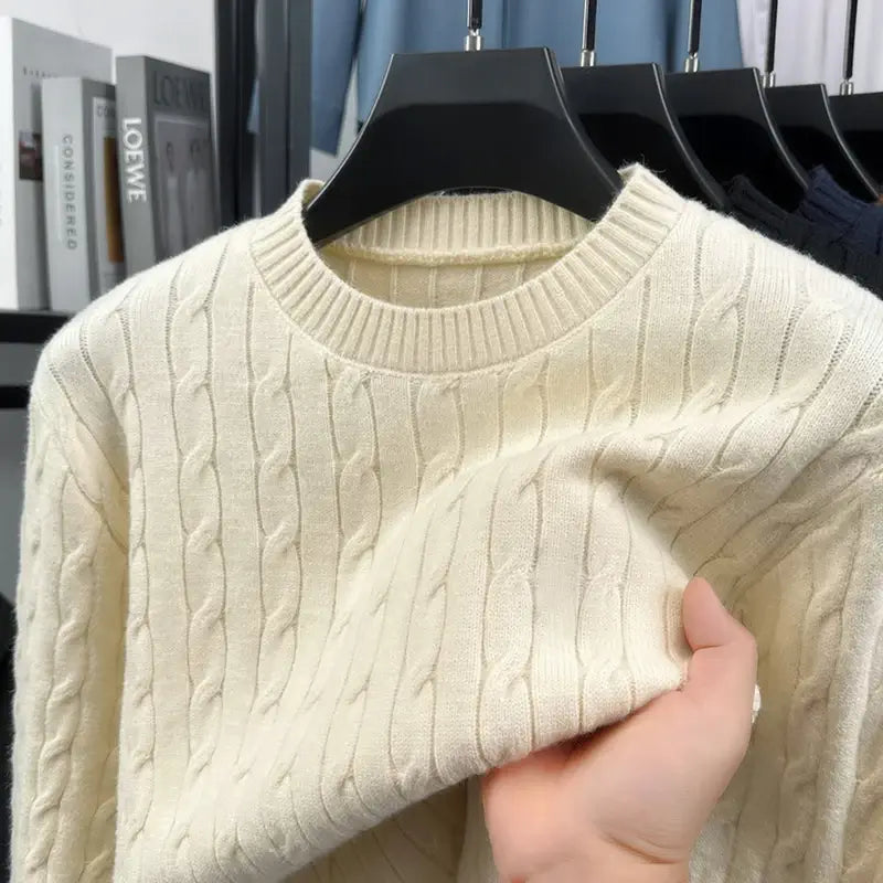 Suéter masculino em tricot trançado com gola careca e textura elegante para inverno