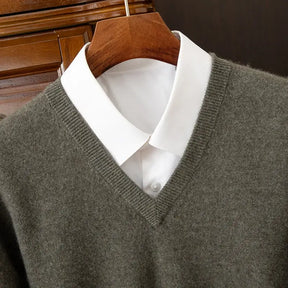 Suéter masculino em cashmere com gola V elegante usado com camisa social para look sofisticado de inverno
