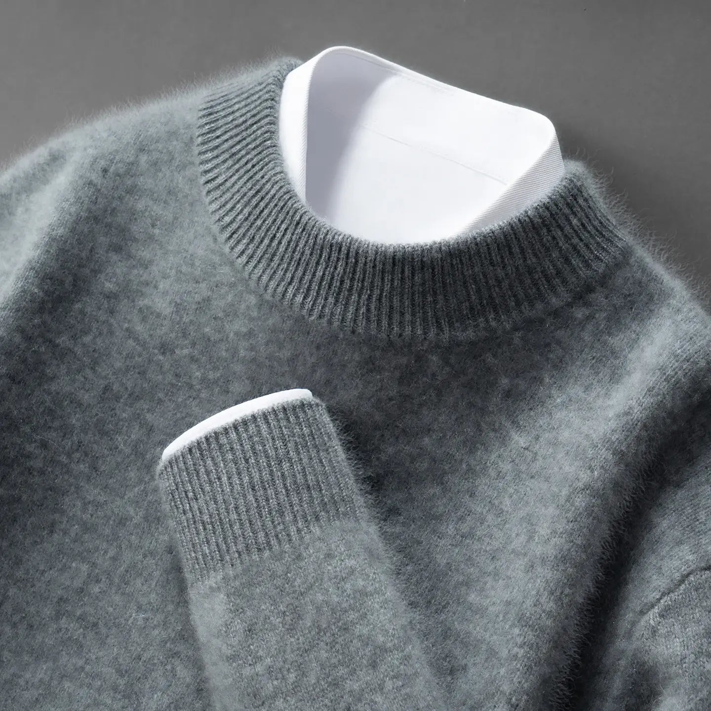 Suéter masculino em cashmere com gola alta e textura macia elegante para inverno sofisticado