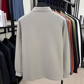 camisa polo masculina manga longa com tecido piquet respirável exibida em cabide mostrando textura tecnológica do tecido
