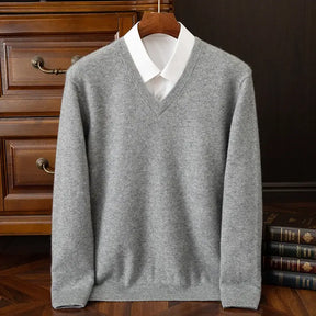 Suéter masculino em cashmere com gola V elegante usado com camisa social para look sofisticado de inverno