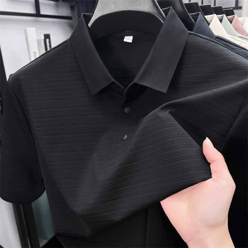 camisa polo masculina com tecido tecnológico respirável e textura elegante exibindo detalhes do tecido