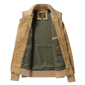 Jaqueta bomber masculina bege estilo militar casual com fechamento em zíper e detalhes aplicados nas mangas.
