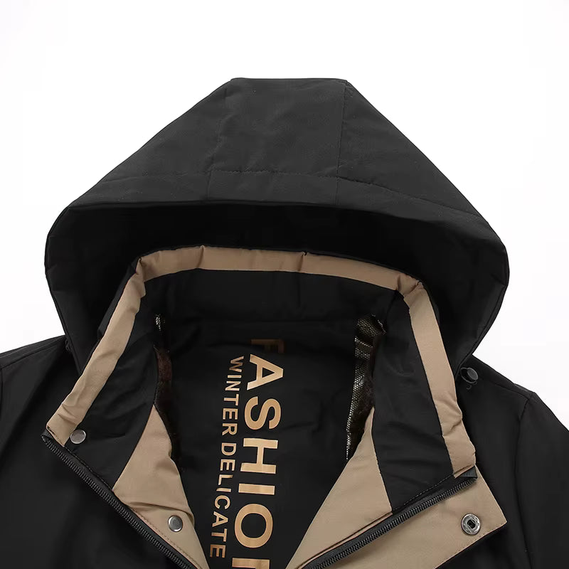 Parka masculina premium com interior térmico peluciado e capuz para inverno e clima frio intenso.