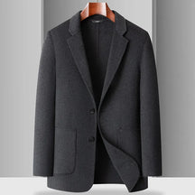 Blazer masculino bege em lã com lapela clássica e fechamento por botões ideal para meia estação