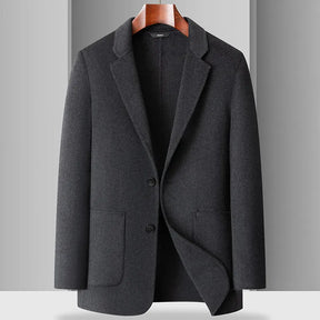 Blazer masculino bege em lã com lapela clássica e fechamento por botões ideal para meia estação