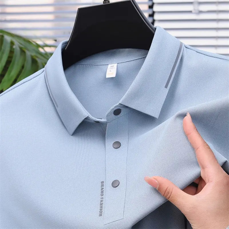 camisa polo masculina azul marinho com tecido tecnológico respirável e elasticidade exibida em cabide mostrando textura do tecido