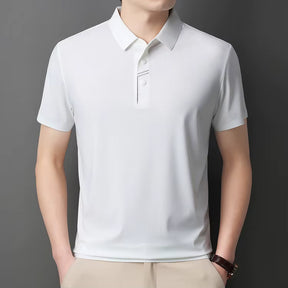 camisa polo masculina BRANCA com tecido tecnológico respirável e proteção uv exibindo textura do tecido em detalhe