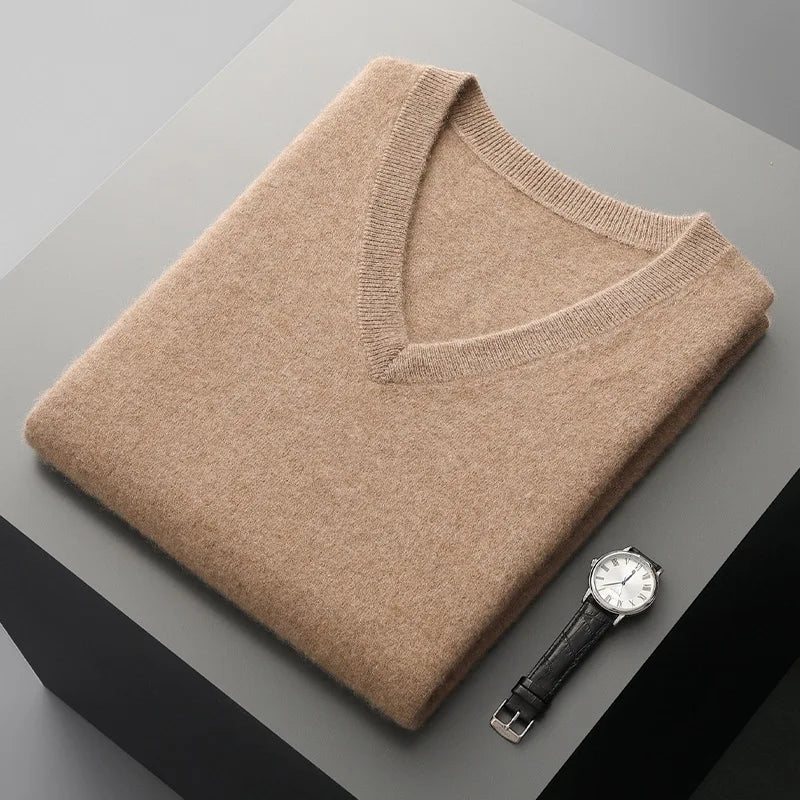 Colete masculino em lã  com gola V dobrado sobre superfície minimalista com visual elegante