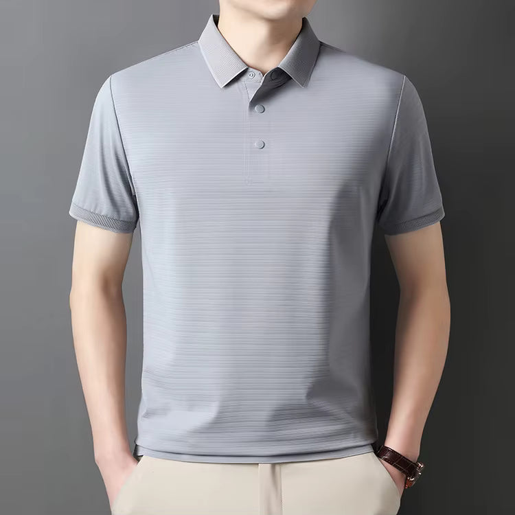 camisa polo masculina jacquard com textura 3d e tecido tecnológico respirável exibida em cabide mostrando detalhes do tecido