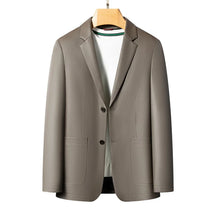 Blazer masculino em couro legítimo de carneiro com modelagem elegante e acabamento premium sofisticado.