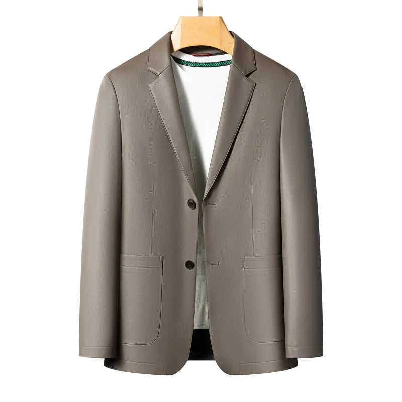 Blazer masculino em couro legítimo de carneiro com modelagem elegante e acabamento premium sofisticado.