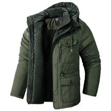 Jaqueta masculina marrom térmica com interior peluciado, capuz e múltiplos bolsos estilo outdoor premium.