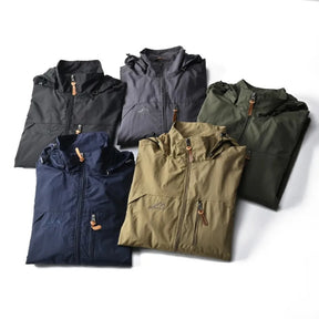 Jaqueta masculina bege corta-vento com capuz oculto e fechamento em zíper estilo outdoor premium.