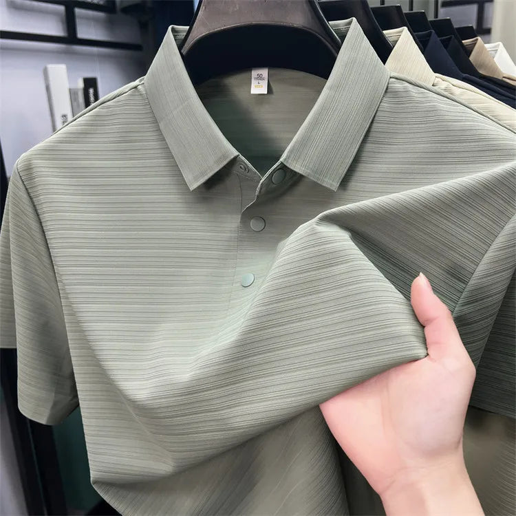 camisa polo masculina com tecido tecnológico respirável e textura elegante exibindo detalhes do tecido