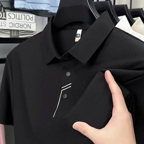 camisa polo masculina PRETA com tecido tecnológico respirável e proteção uv exibindo textura do tecido em detalhe