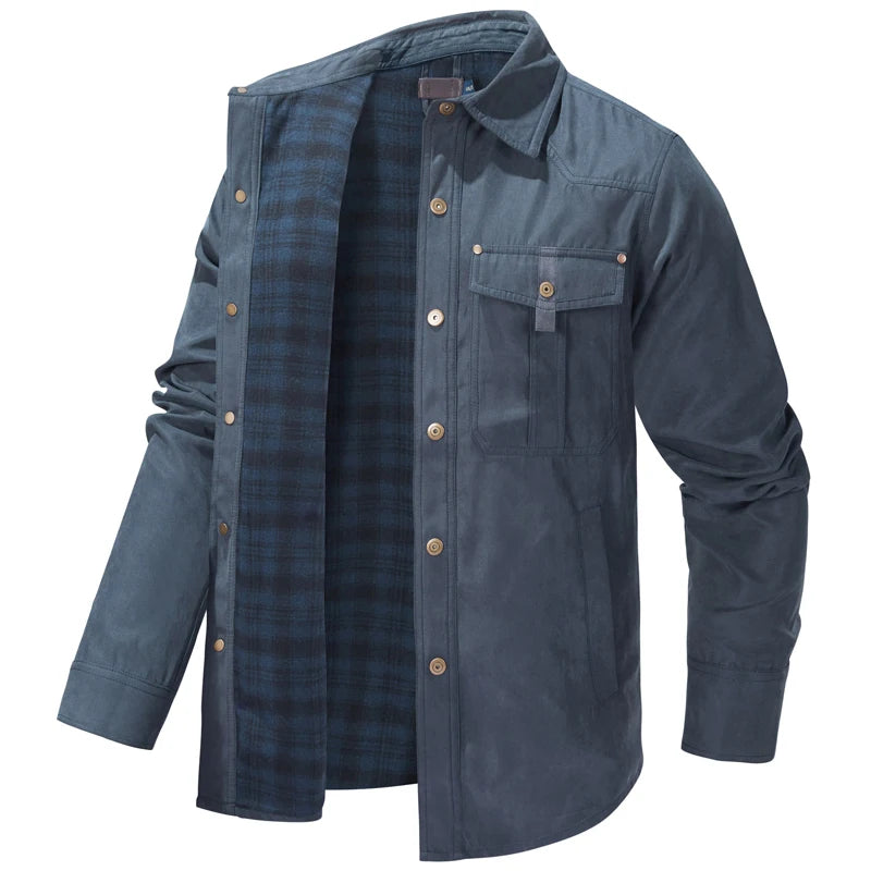 Jaqueta masculina marrom flanelada com forro interno xadrez e bolsos frontais estilo casual premium para inverno.