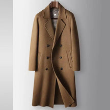 Sobretudo masculino de lã premium marrom com fechamento transpassado duplo, modelagem longa e design elegante para inverno