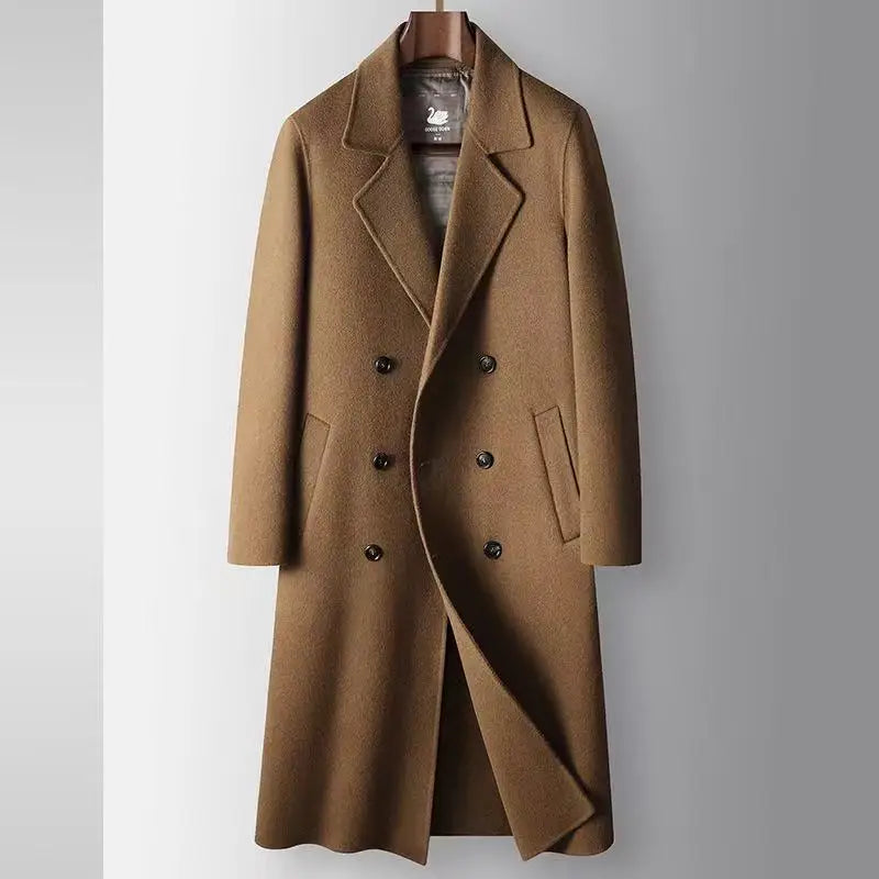 Sobretudo masculino de lã premium marrom com fechamento transpassado duplo, modelagem longa e design elegante para inverno