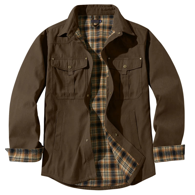 Jaqueta masculina marrom flanelada com forro interno xadrez e bolsos frontais estilo casual premium para inverno.