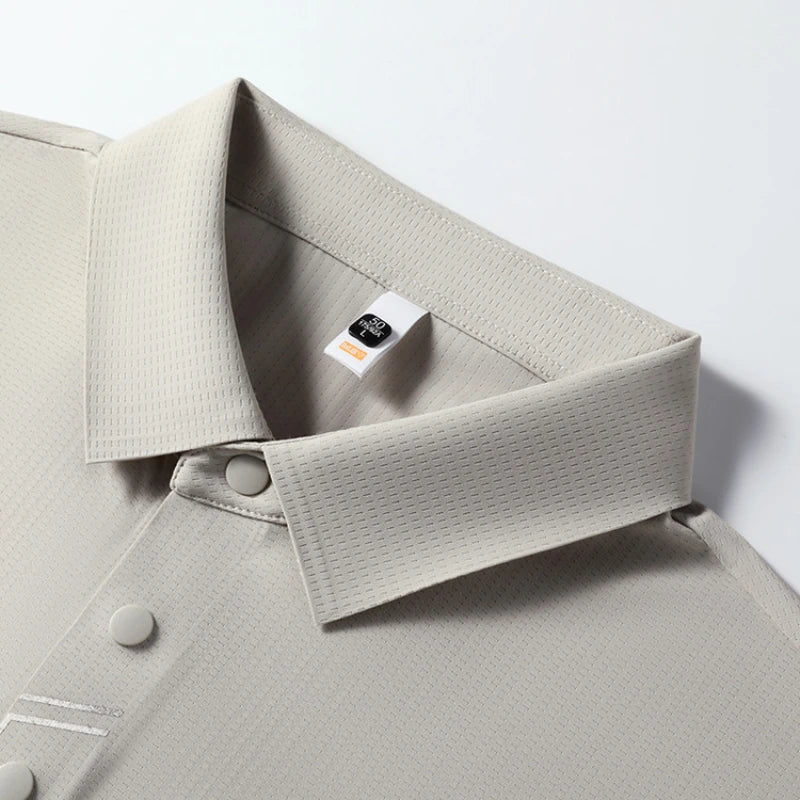 camisa polo masculina com tecido tecnológico respirável e proteção uv exibindo textura do tecido em detalhe
