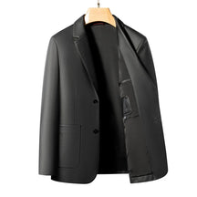 Blazer masculino em couro legítimo de carneiro com modelagem elegante e acabamento premium sofisticado.