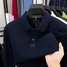 camisa polo masculina manga longa com tecido piquet respirável exibida em cabide mostrando textura tecnológica do tecido