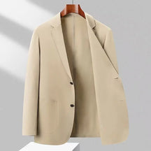 Blazer masculino leve e elegante com tecido respirável e acabamento minimalista para dias quentes