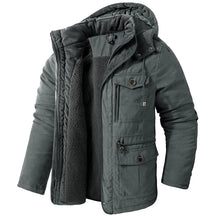 Jaqueta masculina marrom térmica com interior peluciado, capuz e múltiplos bolsos estilo outdoor premium.