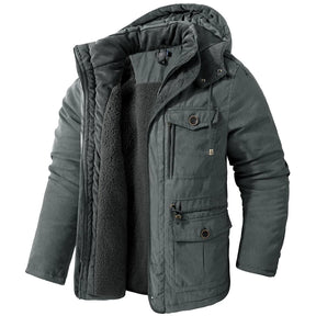 Jaqueta masculina marrom térmica com interior peluciado, capuz e múltiplos bolsos estilo outdoor premium.