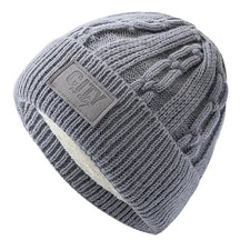 Gorro Térmico Alpine cinza claro em tricô trabalhado com forro interno quente para dias frios.