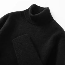Suéter masculino gola alta em cashmere  escuro com textura macia e visual elegante para inverno
